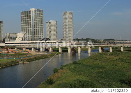 多摩川の河川敷から見る二子玉川駅周辺の風景 多摩川の河川敷から見る二子玉川駅周辺の風景 117502820