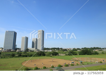 多摩川の河川敷から見る二子玉川駅周辺の風景 117502859
