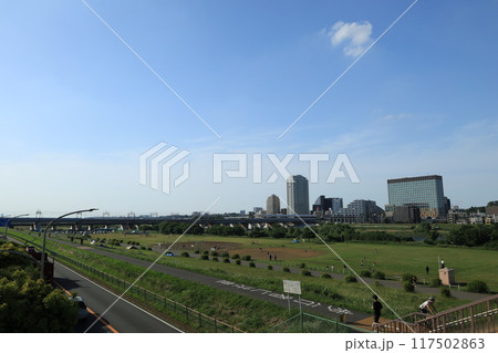 多摩川の河川敷から見る二子玉川駅周辺の風景 117502863