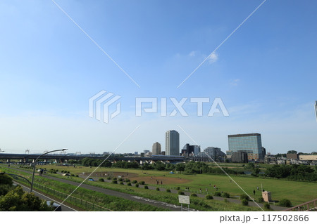 多摩川の河川敷から見る二子玉川駅周辺の風景 117502866