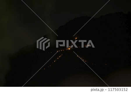 京都五山の送り火　如意ヶ嶽　いよいよ点火3 117503152