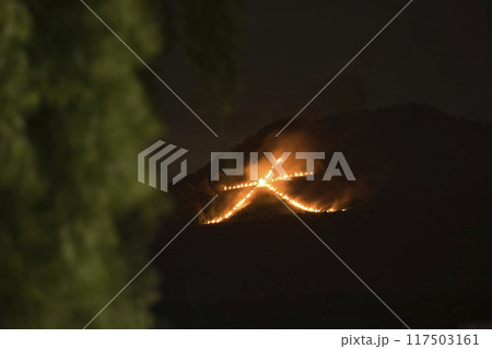京都五山の送り火　如意ヶ嶽　燃ゆる右大文字5 117503161