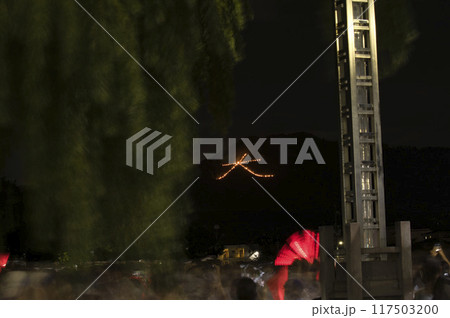 京都五山の送り火　如意ヶ嶽　燃ゆる山と人々3 117503200