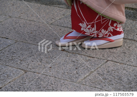 着物で歩く女性の足元 着物で歩く女性の足元 117503579