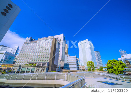 日本の横浜都市景観 新風景。桜木町駅　新南口や横浜市役所、電車などを望む＝令和6年8月17日 117503590
