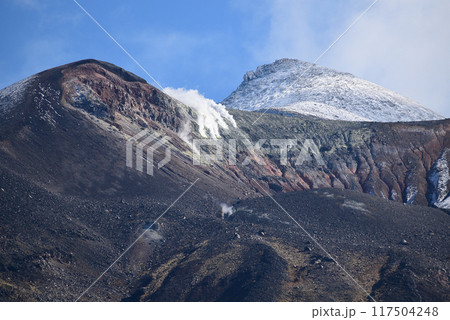 初雪が降った火山の山頂　十勝岳 117504248