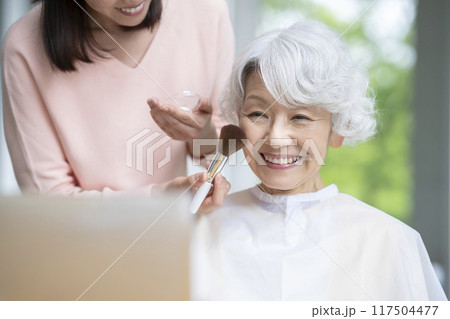 メイクをしてもらうシニア女性 117504477