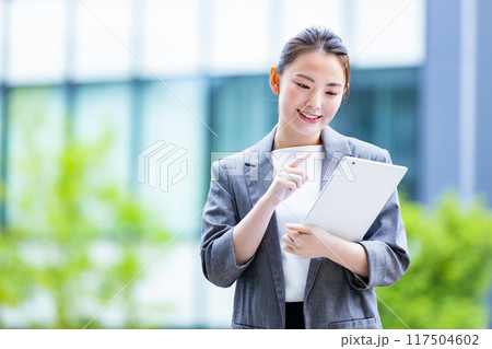 タブレットを持ったビジネスウーマン 117504602