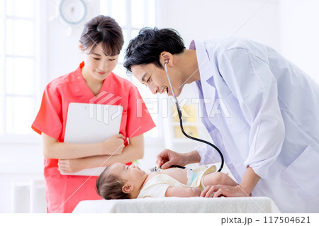 男性医師が赤ちゃんを診察するイメージ 117504621