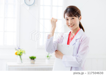女性　医者　室内 117504630