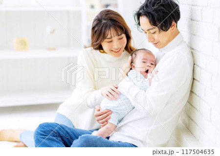 家族 赤ちゃん 幸せ 家族 赤ちゃん 幸せ 117504635