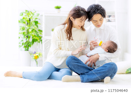 赤ちゃんにミルクをあげる夫婦 117504640