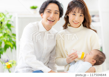 赤ちゃんにミルクをあげる夫婦 赤ちゃんにミルクをあげる夫婦 117504644