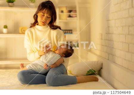 夜中にミルクをあげる疲れた女性 117504649