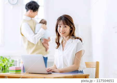 家で子育てをしながら仕事をする 家で子育てをしながら仕事をする 117504651