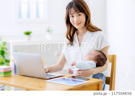 リモートワーク 子育て 家 リモートワーク 子育て 家 117504656