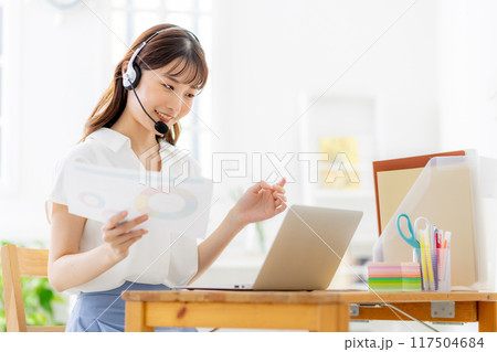 テレワークでオンラインミーティングをする若い女性 テレワークでオンラインミーティングをする若い女性 117504684