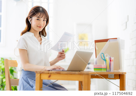 リモート 女性 ビジネス 家 リモート 女性 ビジネス 家 117504692