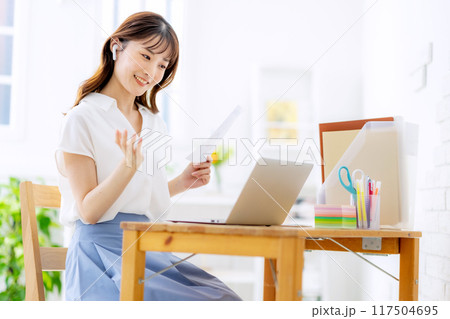 リモート 女性 ビジネス 家 リモート 女性 ビジネス 家 117504695