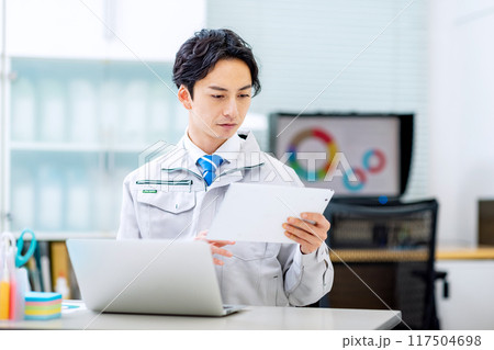 男性　作業着　オフィス 117504698