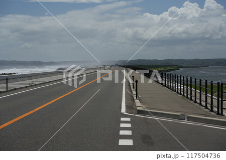 台風接近中で荒れる太平洋と穏やかな松川浦 117504736