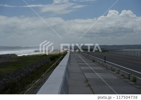 台風による高波の太平洋と穏やかな松川浦 117504738