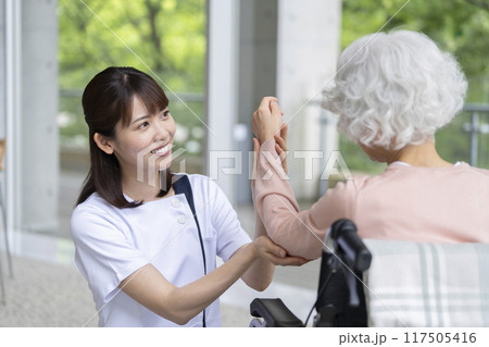 シニア女性のリハビリをする理学療法士 シニア女性のリハビリをする理学療法士 117505416