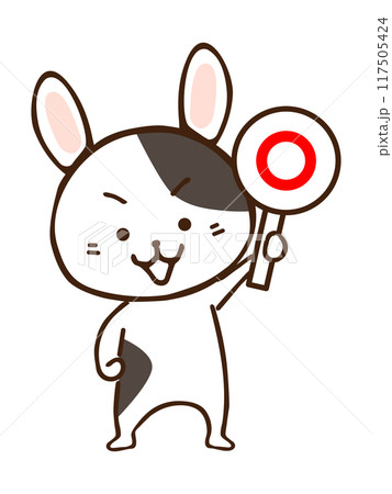 丸札を持って笑顔の牛柄のうさぎ 117505424