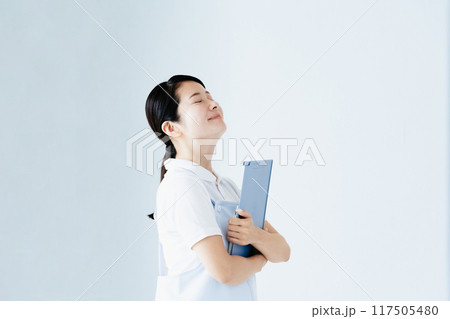 介護士の若い女性 介護士の若い女性 117505480