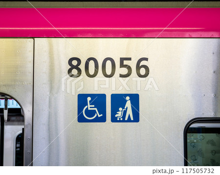 鉄道車両の車いすスペース・ベビーカースペースの場所を示すピクトグラム 117505732