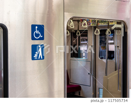 鉄道車両の車いすスペース・ベビーカースペースの場所を示すピクトグラム 117505734