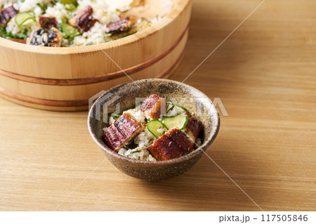茶碗に盛り付けた鰻のちらし寿司 茶碗に盛り付けた鰻のちらし寿司 117505846