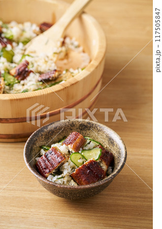 茶碗に盛り付けた鰻のちらし寿司 117505847