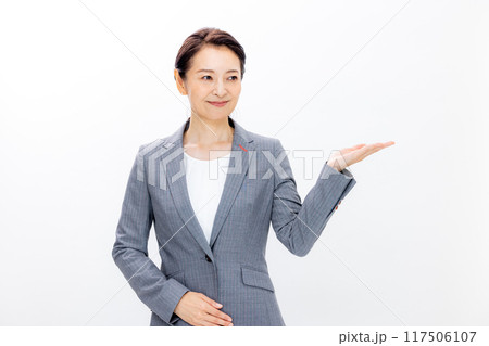 案内をするビジネスウーマン 117506107