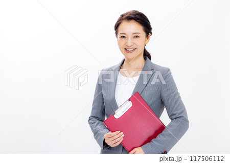 ファイルを持つシニア女性 ファイルを持つシニア女性 117506112