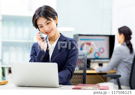 電話　ビジネスウーマン 117506125