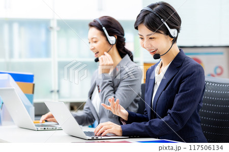 コールセンターで働くオペレーターの若い女性 117506134