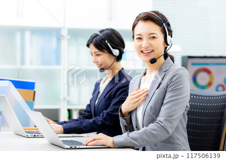 コールセンターで働くオペレーターの若い女性 コールセンターで働くオペレーターの若い女性 117506139