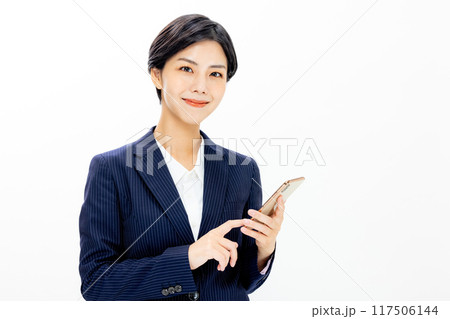 スマホを操作する女性 スマホを操作する女性 117506144