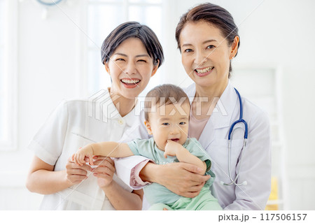 赤ちゃんを抱いた女性医師 117506157