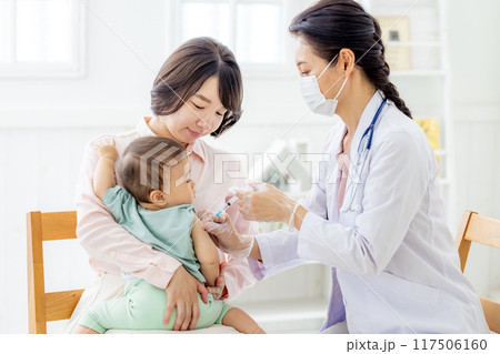 診察を受ける赤ちゃん 予防接種 診察を受ける赤ちゃん 予防接種 117506160