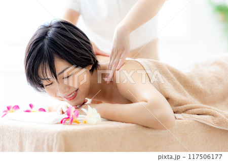 若い女性、エステ、ビューティー、ボディーケア 若い女性、エステ、ビューティー、ボディーケア 117506177