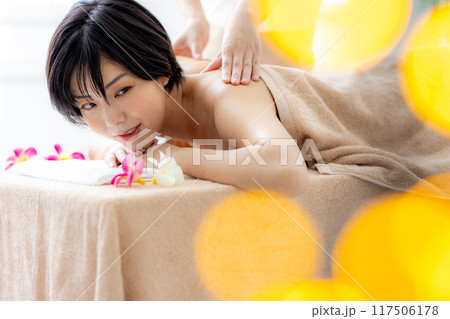 若い女性、エステ、ビューティー、ボディーケア 117506178