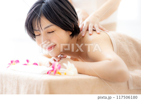 若い女性、エステ、ビューティー、ボディーケア 117506180