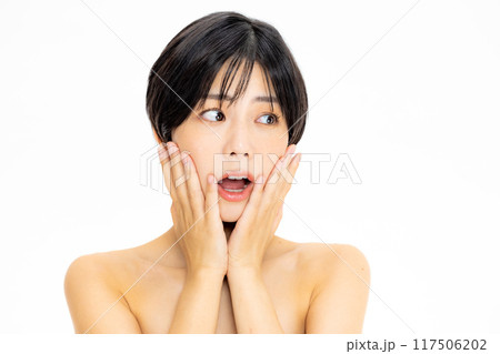 肌を気にする若い女性 肌を気にする若い女性 117506202
