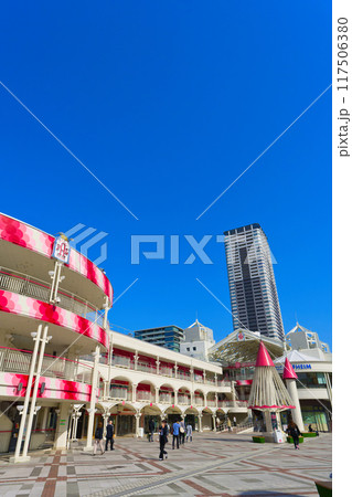 【大阪府】5月・千里中央駅周辺の街並み『せんちゅうパル』 117506380