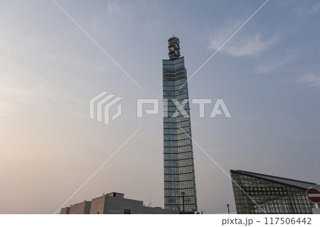 秋田港のランドマークであるポートタワー 117506442