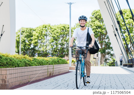自転車で通勤する若い男性 自転車で通勤する若い男性 117506504