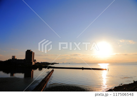 滋賀県 大津市 琵琶湖と朝日 117506548