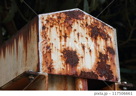 錆びた金属の塀 117506661